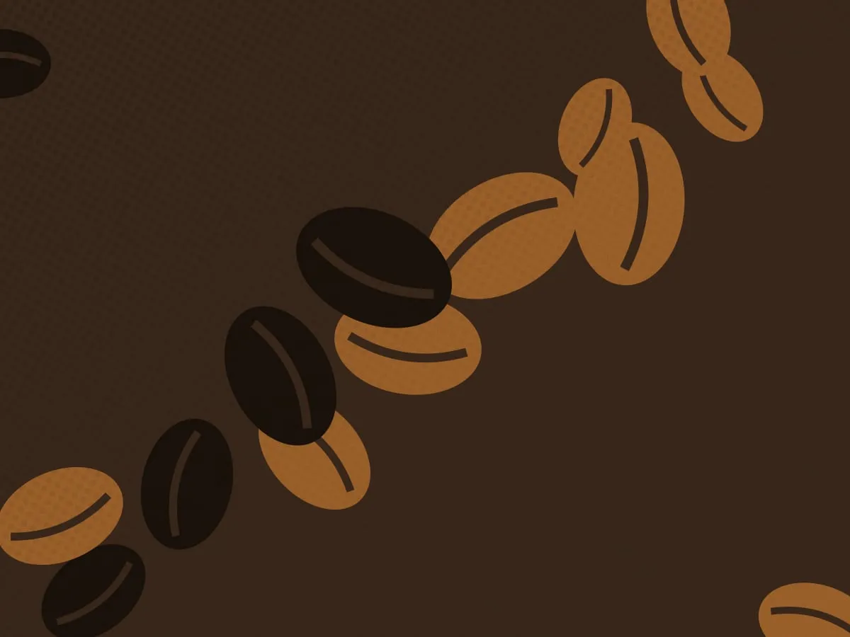 Verstreute Kaffeebohnen auf hellem Grund